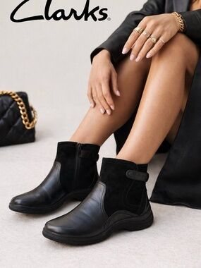 Clarks Women Black Leather Suede Ankle Boots Side Zip Low Heel Size 7